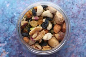 frutta secca in un barattolo di vetro