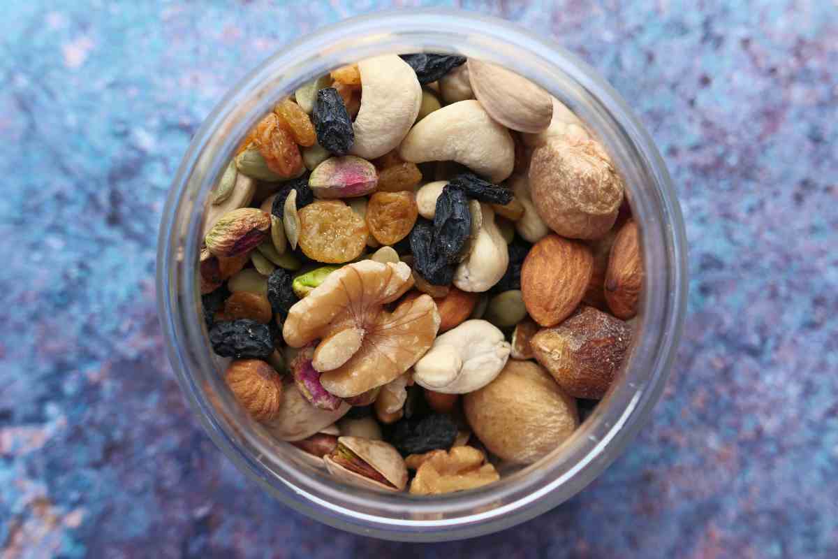 frutta secca in un barattolo di vetro