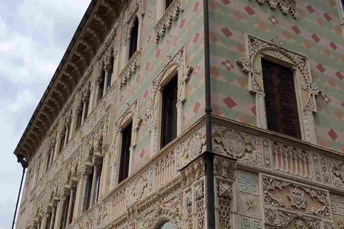 dettaglio di Villa Crespi esterno