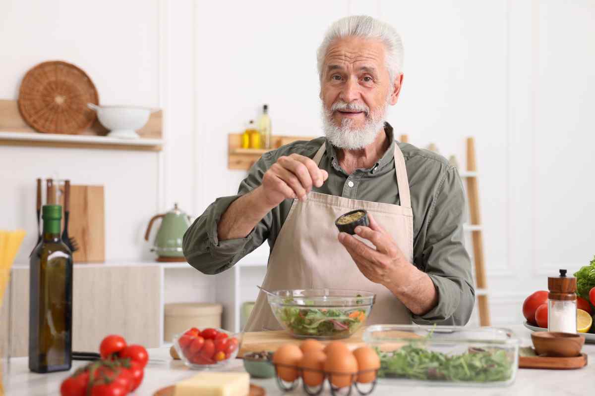 uomo anziano cucina