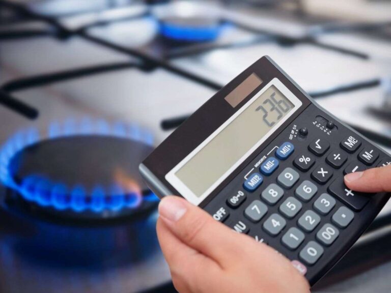 fornello acceso e calcolatrice