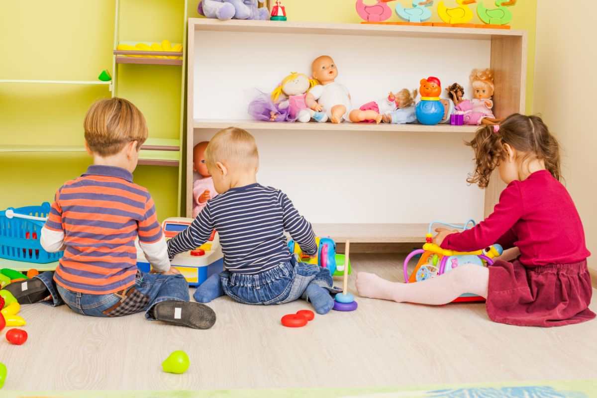 bimbi giocano all'asilo nido