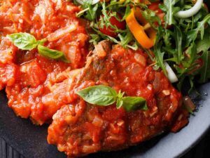carne al sugo con insalata