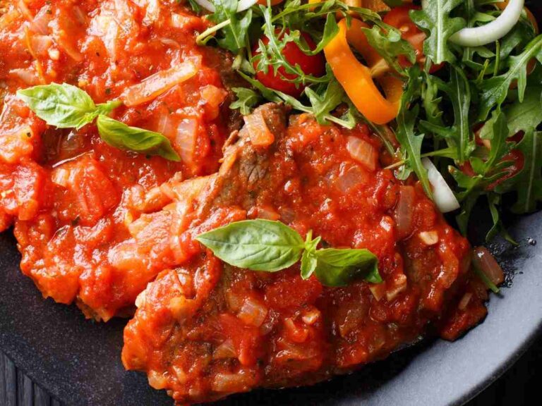 carne al sugo con insalata