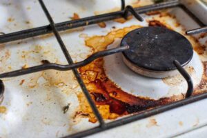 bruciatore a gas sporco e pieno di unto