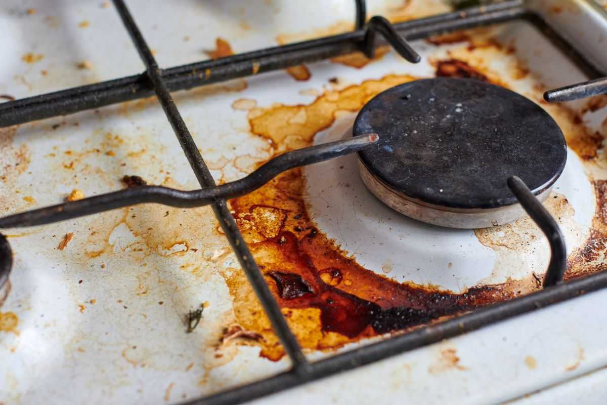 bruciatore a gas sporco e pieno di unto