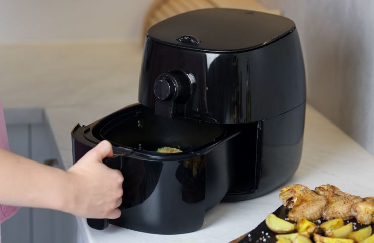 donna che usa friggitrice ad aria