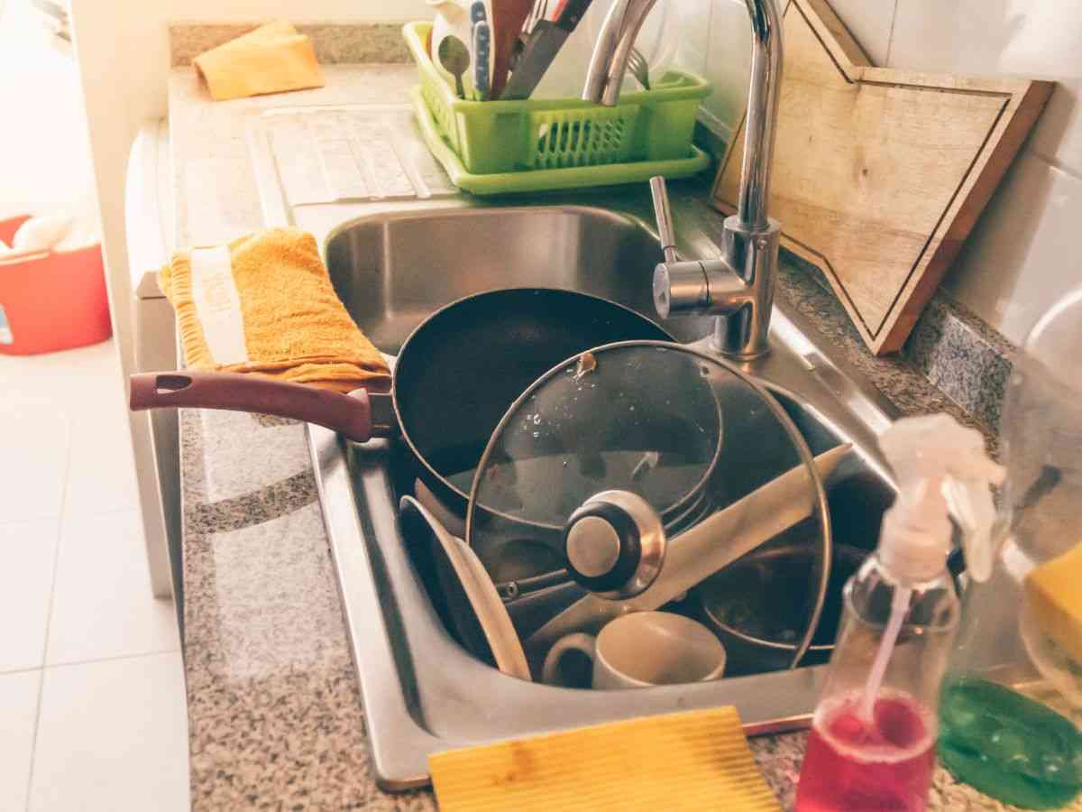 stoviglie sporche nel lavabo della cucina