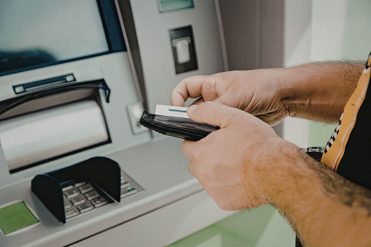 uomo preleva al bancomat