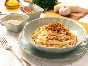 spaghetti con pane tostato