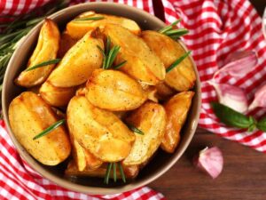 patate a spicchi in una ciotola