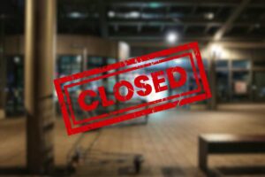 supermercato esterno e cartello closed