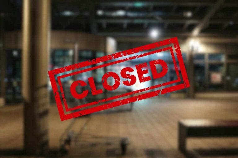supermercato esterno e cartello closed