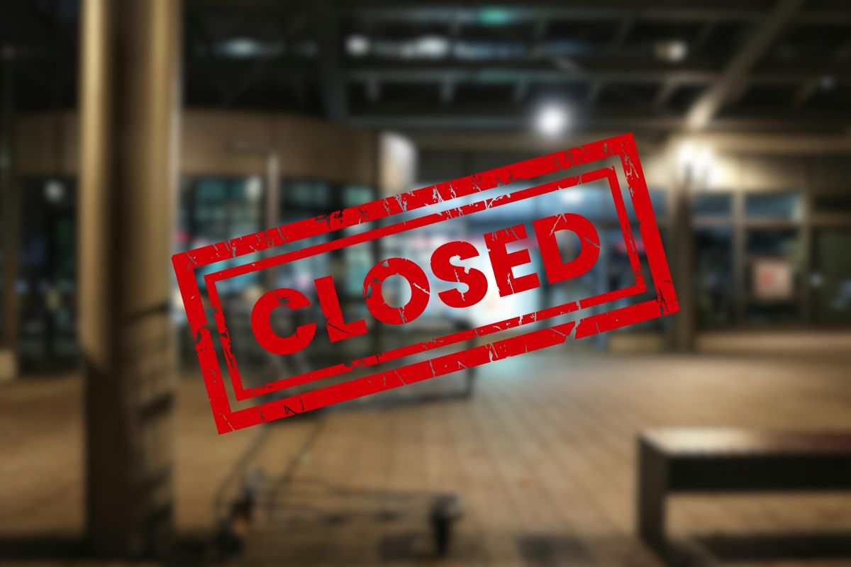 supermercato esterno e cartello closed
