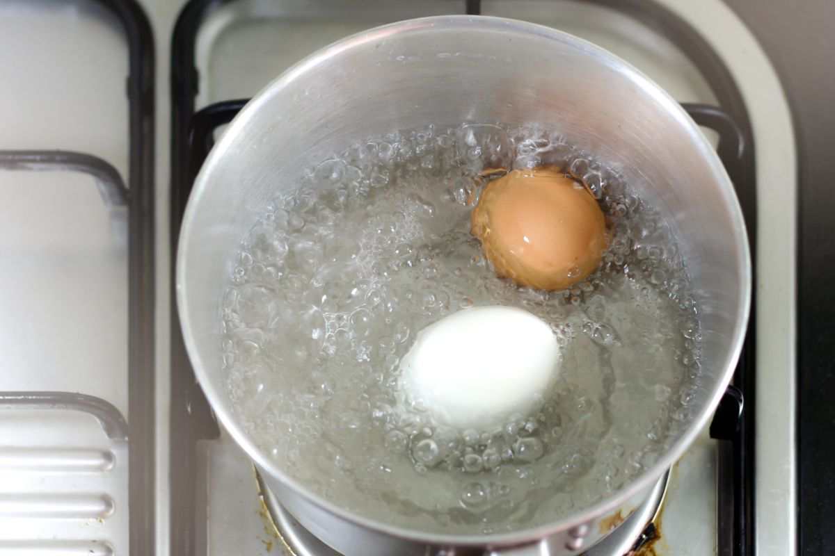 uova sode in pentola